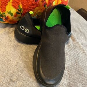 OOFOS Women’s Sz 9, Black Slip On Shoes! These Run a Sz  Smaller, fit like Sz 8!